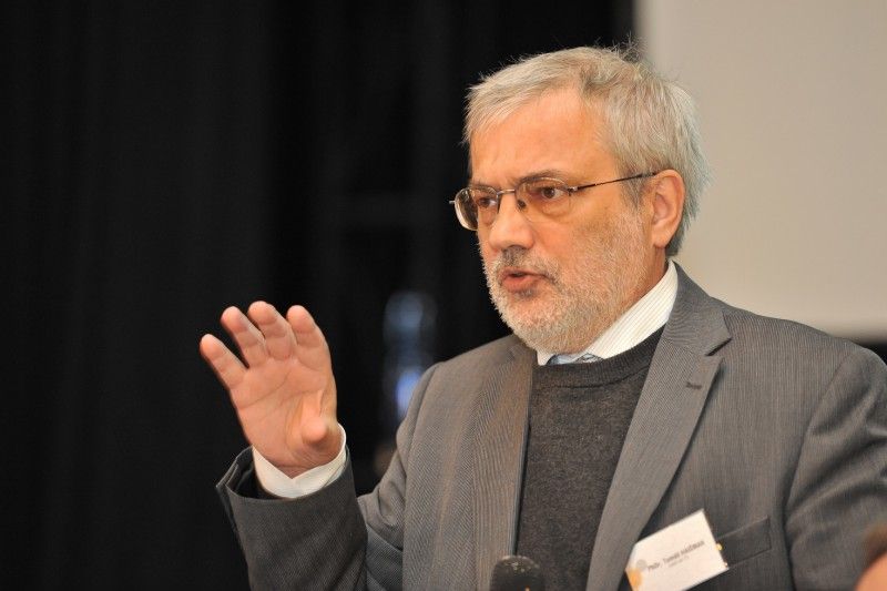 V pátek 14. prosince 2012 se v Malém sále Měšťanské besedy uskutečnila 4. celostátní konference statutárních měst věnovaná tématu integrace cizinců na úrovni samosprávy. Téměř stovka zástupců měst a obcí z celé republiky měla možnost vyslechnout si zajímavé příspěvky a absolvovat workshop věnovaný příkladům dobré praxe na poli integrace. Plzeň se prezentovala bilancí současných integračních úspěchů a budoucími záměry města v podání vedoucí odboru sociálních služeb magistrátu Aleny Hynkové. Prezentací zaměřenou na aktuální vývoj trestné činnosti páchané cizinci a na cizincích v Plzni zaujal ředitel Městského ředitelství Policie ČR plukovník Pavel Krákora a o úloze neziskového sektoru v procesu začleňování a pomoci cizincům promluvila ředitelka Kontaktního centra pro cizince v Plzni Martina Hánová. (foto: Odbor sociálních služeb MMP)