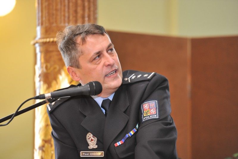 V pátek 14. prosince 2012 se v Malém sále Měšťanské besedy uskutečnila 4. celostátní konference statutárních měst věnovaná tématu integrace cizinců na úrovni samosprávy. Téměř stovka zástupců měst a obcí z celé republiky měla možnost vyslechnout si zajímavé příspěvky a absolvovat workshop věnovaný příkladům dobré praxe na poli integrace. Plzeň se prezentovala bilancí současných integračních úspěchů a budoucími záměry města v podání vedoucí odboru sociálních služeb magistrátu Aleny Hynkové. Prezentací zaměřenou na aktuální vývoj trestné činnosti páchané cizinci a na cizincích v Plzni zaujal ředitel Městského ředitelství Policie ČR plukovník Pavel Krákora a o úloze neziskového sektoru v procesu začleňování a pomoci cizincům promluvila ředitelka Kontaktního centra pro cizince v Plzni Martina Hánová. (foto: Odbor sociálních služeb MMP)