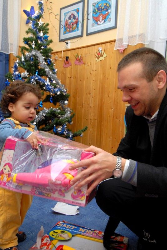 Pracovní kalendář měli v úterý 18. prosince 2012 někteří členové rady města rezervovaný k předvánočním návštěvám plzeňských sociálních zařízení. Primátor Martin Baxa, náměstkyně Eva Herinková a radní Jiří Kuthan zavítali v průběhu celého dne do celkem sedmnácti z nich. A přiváželi s sebou vánoční dárky.