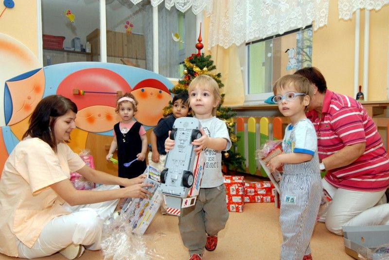 Pracovní kalendář měli v úterý 18. prosince 2012 někteří členové rady města rezervovaný k předvánočním návštěvám plzeňských sociálních zařízení. Primátor Martin Baxa, náměstkyně Eva Herinková a radní Jiří Kuthan zavítali v průběhu celého dne do celkem sedmnácti z nich. A přiváželi s sebou vánoční dárky.