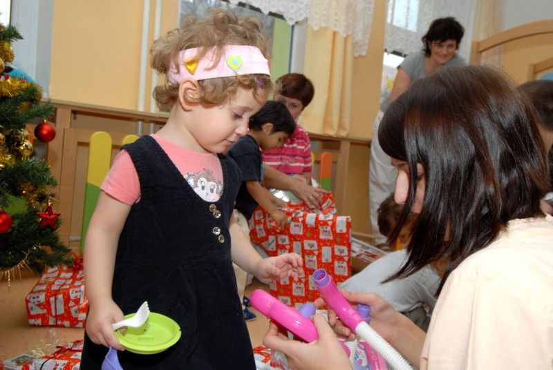 Pracovní kalendář měli v úterý 18. prosince 2012 někteří členové rady města rezervovaný k předvánočním návštěvám plzeňských sociálních zařízení. Primátor Martin Baxa, náměstkyně Eva Herinková a radní Jiří Kuthan zavítali v průběhu celého dne do celkem sedmnácti z nich. A přiváželi s sebou vánoční dárky.