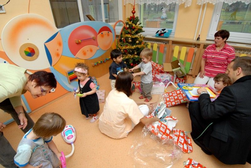 Pracovní kalendář měli v úterý 18. prosince 2012 někteří členové rady města rezervovaný k předvánočním návštěvám plzeňských sociálních zařízení. Primátor Martin Baxa, náměstkyně Eva Herinková a radní Jiří Kuthan zavítali v průběhu celého dne do celkem sedmnácti z nich. A přiváželi s sebou vánoční dárky.