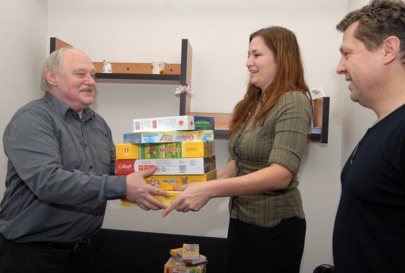 Pracovní kalendář měli v úterý 18. prosince 2012 někteří členové rady města rezervovaný k předvánočním návštěvám plzeňských sociálních zařízení. Primátor Martin Baxa, náměstkyně Eva Herinková a radní Jiří Kuthan zavítali v průběhu celého dne do celkem sedmnácti z nich. A přiváželi s sebou vánoční dárky.