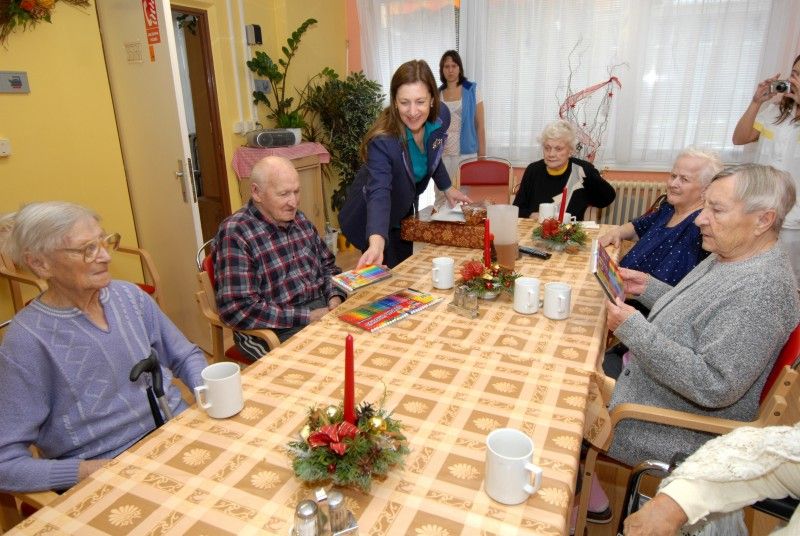 Pracovní kalendář měli v úterý 18. prosince 2012 někteří členové rady města rezervovaný k předvánočním návštěvám plzeňských sociálních zařízení. Primátor Martin Baxa, náměstkyně Eva Herinková a radní Jiří Kuthan zavítali v průběhu celého dne do celkem sedmnácti z nich. A přiváželi s sebou vánoční dárky.