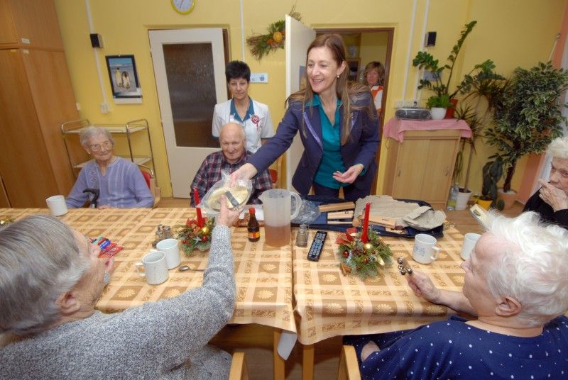 Pracovní kalendář měli v úterý 18. prosince 2012 někteří členové rady města rezervovaný k předvánočním návštěvám plzeňských sociálních zařízení. Primátor Martin Baxa, náměstkyně Eva Herinková a radní Jiří Kuthan zavítali v průběhu celého dne do celkem sedmnácti z nich. A přiváželi s sebou vánoční dárky.
