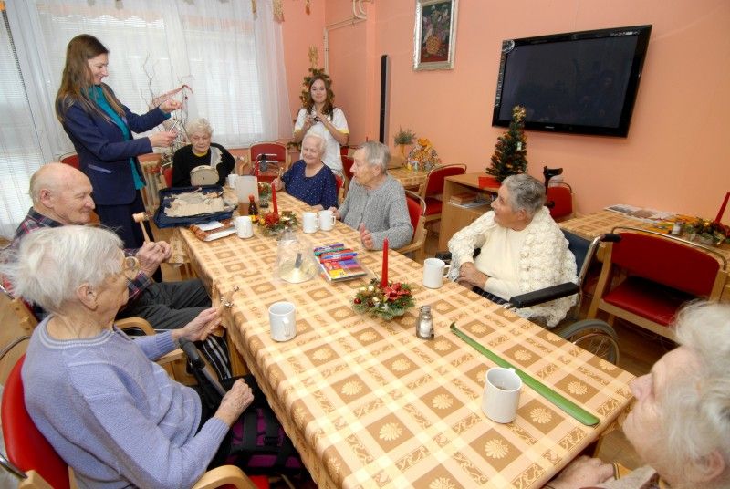 Pracovní kalendář měli v úterý 18. prosince 2012 někteří členové rady města rezervovaný k předvánočním návštěvám plzeňských sociálních zařízení. Primátor Martin Baxa, náměstkyně Eva Herinková a radní Jiří Kuthan zavítali v průběhu celého dne do celkem sedmnácti z nich. A přiváželi s sebou vánoční dárky.