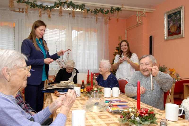 Pracovní kalendář měli v úterý 18. prosince 2012 někteří členové rady města rezervovaný k předvánočním návštěvám plzeňských sociálních zařízení. Primátor Martin Baxa, náměstkyně Eva Herinková a radní Jiří Kuthan zavítali v průběhu celého dne do celkem sedmnácti z nich. A přiváželi s sebou vánoční dárky.