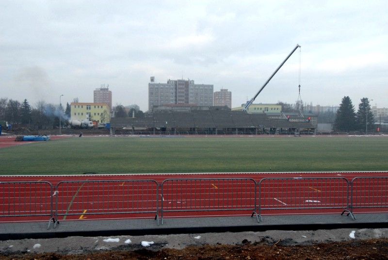 Montáží prefa konstrukcí tribuny (19.12.2012) pokračuje stavba II. etapy atletického stadionu na Skvrňanech. Aby mohly začít zemní práce včetně betonáže základových pasů tribuny, musely být z plochy odstraněny náletové křoviny a vytrhány pařezy stromů. V lokalitě byl proveden archeologický průzkum s negativním výsledkem. Stavební firma také vybetonovala základy běžeckého tunelu, ještě předtím provedla pokládku dešťové kanalizace.