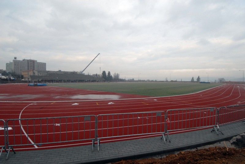 Montáží prefa konstrukcí tribuny (19.12.2012) pokračuje stavba II. etapy atletického stadionu na Skvrňanech. Aby mohly začít zemní práce včetně betonáže základových pasů tribuny, musely být z plochy odstraněny náletové křoviny a vytrhány pařezy stromů. V lokalitě byl proveden archeologický průzkum s negativním výsledkem. Stavební firma také vybetonovala základy běžeckého tunelu, ještě předtím provedla pokládku dešťové kanalizace.