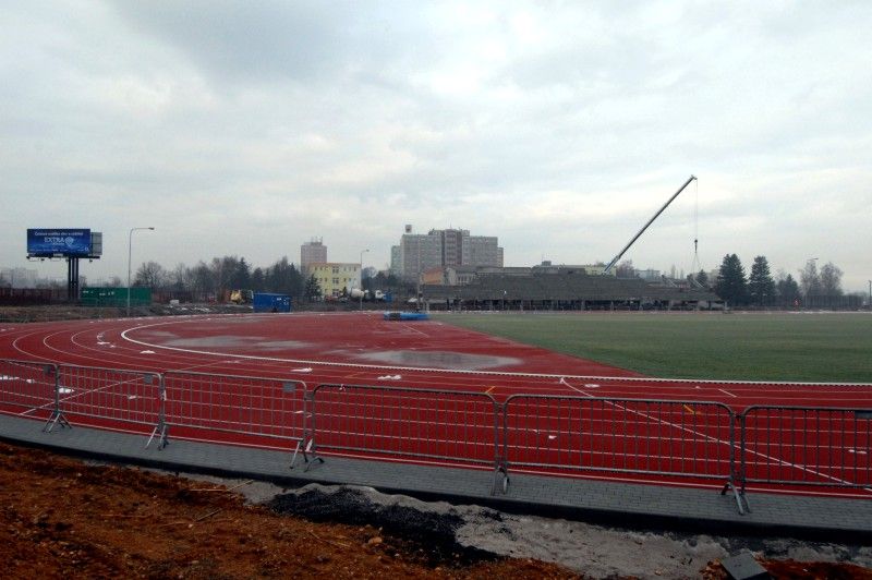 Montáží prefa konstrukcí tribuny (19.12.2012) pokračuje stavba II. etapy atletického stadionu na Skvrňanech. Aby mohly začít zemní práce včetně betonáže základových pasů tribuny, musely být z plochy odstraněny náletové křoviny a vytrhány pařezy stromů. V lokalitě byl proveden archeologický průzkum s negativním výsledkem. Stavební firma také vybetonovala základy běžeckého tunelu, ještě předtím provedla pokládku dešťové kanalizace.