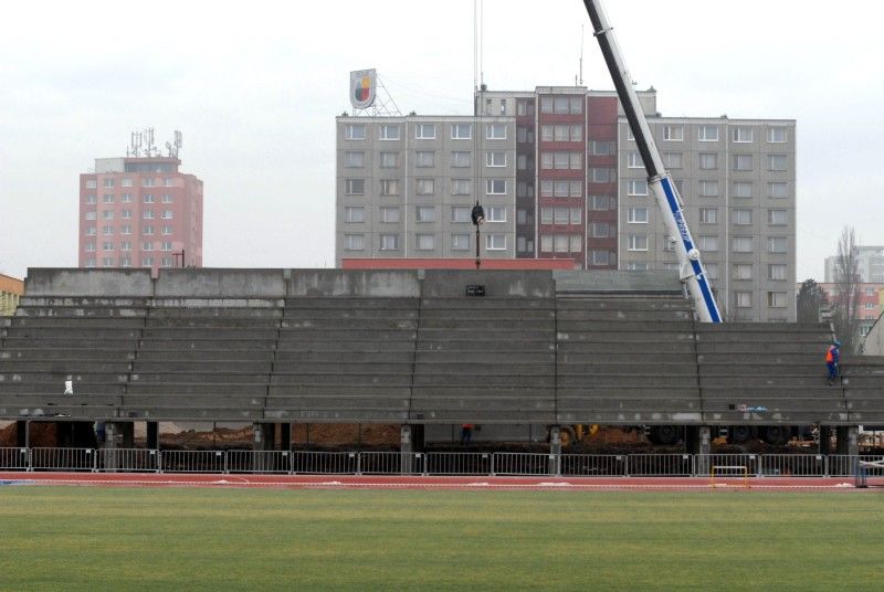 Montáží prefa konstrukcí tribuny (19.12.2012) pokračuje stavba II. etapy atletického stadionu na Skvrňanech. Aby mohly začít zemní práce včetně betonáže základových pasů tribuny, musely být z plochy odstraněny náletové křoviny a vytrhány pařezy stromů. V lokalitě byl proveden archeologický průzkum s negativním výsledkem. Stavební firma také vybetonovala základy běžeckého tunelu, ještě předtím provedla pokládku dešťové kanalizace.