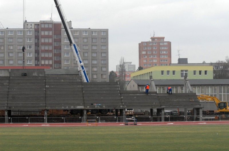 Práce na stavbě druhé etapy atletického stadionu pokračují