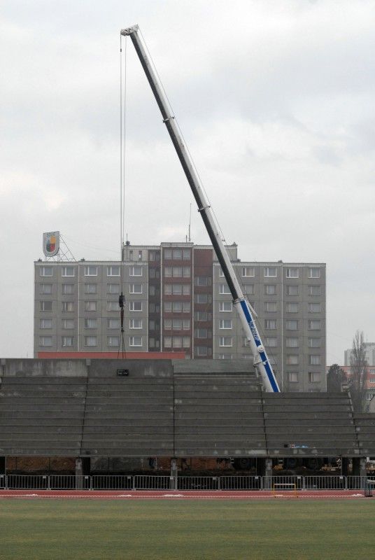 Montáží prefa konstrukcí tribuny (19.12.2012) pokračuje stavba II. etapy atletického stadionu na Skvrňanech. Aby mohly začít zemní práce včetně betonáže základových pasů tribuny, musely být z plochy odstraněny náletové křoviny a vytrhány pařezy stromů. V lokalitě byl proveden archeologický průzkum s negativním výsledkem. Stavební firma také vybetonovala základy běžeckého tunelu, ještě předtím provedla pokládku dešťové kanalizace.