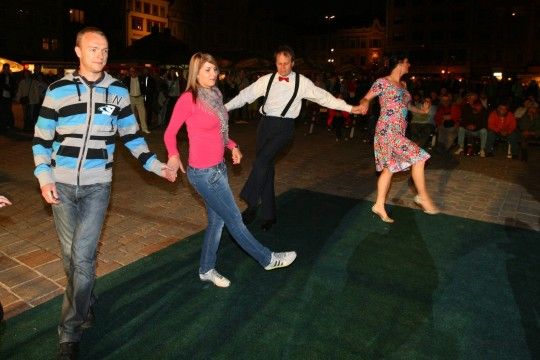 „Kniha přináší osobní zážitky, vzpomínky a svědectví pamětníků zasazené do historických událostí. Nabízí čtenáři jiný úhel pohledu na události konce 2. světové války,“ uvedla náměstkyně primátora Eva Herinková.
Výpovědi amerických válečných veteránů, mezi nimiž jsou pěšáci, zdravotníci, tankisté, letci, jsou často emotivně laděné. Osobně do publikace přispěli Earl Ingram, Samuel R. Hodges, Eric Petersen, K. S. Jones. Čtenář v ní ale nalezne také poutavě napsanou výpověď osvoboditele Plzně, plukovníka Charlese Noblea, kterou poskytl jeho syn, vzpomínku na generála Pattona, zpracovanou jeho vnukem a hostem plzeňských Slavností svobody G. Pattonem Watersem nebo vyprávění o veliteli 16. obrněné divize, sepsané jeho dcerou Isabel Pierce Wardovou.
Kniha vyšla v nakladatelství Svět křídel a k dostání je v běžné síti knihkupectví, v Informačním centru města Plzně, v muzeu Patton Memorial Pilsen a během Slavností Svobody v prodejním stánku přímo na náměstí Republiky. Její cena je 550 korun. / Převážně ale zněly skla