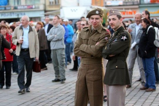 „Kniha přináší osobní zážitky, vzpomínky a svědectví pamětníků zasazené do historických událostí. Nabízí čtenáři jiný úhel pohledu na události konce 2. světové války,“ uvedla náměstkyně primátora Eva Herinková.
Výpovědi amerických válečných veteránů, mezi nimiž jsou pěšáci, zdravotníci, tankisté, letci, jsou často emotivně laděné. Osobně do publikace přispěli Earl Ingram, Samuel R. Hodges, Eric Petersen, K. S. Jones. Čtenář v ní ale nalezne také poutavě napsanou výpověď osvoboditele Plzně, plukovníka Charlese Noblea, kterou poskytl jeho syn, vzpomínku na generála Pattona, zpracovanou jeho vnukem a hostem plzeňských Slavností svobody G. Pattonem Watersem nebo vyprávění o veliteli 16. obrněné divize, sepsané jeho dcerou Isabel Pierce Wardovou.
Kniha vyšla v nakladatelství Svět křídel a k dostání je v běžné síti knihkupectví, v Informačním centru města Plzně, v muzeu Patton Memorial Pilsen a během Slavností Svobody v prodejním stánku přímo na náměstí Republiky. Její cena je 550 korun. / Převážně ale zněly skla