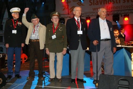 „Kniha přináší osobní zážitky, vzpomínky a svědectví pamětníků zasazené do historických událostí. Nabízí čtenáři jiný úhel pohledu na události konce 2. světové války,“ uvedla náměstkyně primátora Eva Herinková.
Výpovědi amerických válečných veteránů, mezi nimiž jsou pěšáci, zdravotníci, tankisté, letci, jsou často emotivně laděné. Osobně do publikace přispěli Earl Ingram, Samuel R. Hodges, Eric Petersen, K. S. Jones. Čtenář v ní ale nalezne také poutavě napsanou výpověď osvoboditele Plzně, plukovníka Charlese Noblea, kterou poskytl jeho syn, vzpomínku na generála Pattona, zpracovanou jeho vnukem a hostem plzeňských Slavností svobody G. Pattonem Watersem nebo vyprávění o veliteli 16. obrněné divize, sepsané jeho dcerou Isabel Pierce Wardovou.
Kniha vyšla v nakladatelství Svět křídel a k dostání je v běžné síti knihkupectví, v Informačním centru města Plzně, v muzeu Patton Memorial Pilsen a během Slavností Svobody v prodejním stánku přímo na náměstí Republiky. Její cena je 550 korun. / Převážně ale zněly skla