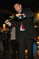 „Kniha přináší osobní zážitky, vzpomínky a svědectví pamětníků zasazené do historických událostí. Nabízí čtenáři jiný úhel pohledu na události konce 2. světové války,“ uvedla náměstkyně primátora Eva Herinková.
Výpovědi amerických válečných veteránů, mezi nimiž jsou pěšáci, zdravotníci, tankisté, letci, jsou často emotivně laděné. Osobně do publikace přispěli Earl Ingram, Samuel R. Hodges, Eric Petersen, K. S. Jones. Čtenář v ní ale nalezne také poutavě napsanou výpověď osvoboditele Plzně, plukovníka Charlese Noblea, kterou poskytl jeho syn, vzpomínku na generála Pattona, zpracovanou jeho vnukem a hostem plzeňských Slavností svobody G. Pattonem Watersem nebo vyprávění o veliteli 16. obrněné divize, sepsané jeho dcerou Isabel Pierce Wardovou.
Kniha vyšla v nakladatelství Svět křídel a k dostání je v běžné síti knihkupectví, v Informačním centru města Plzně, v muzeu Patton Memorial Pilsen a během Slavností Svobody v prodejním stánku přímo na náměstí Republiky. Její cena je 550 korun. / Převážně ale zněly skla