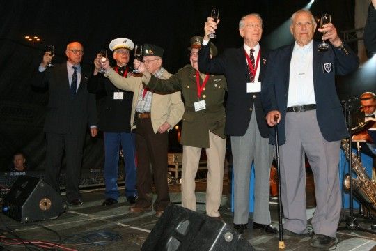 „Kniha přináší osobní zážitky, vzpomínky a svědectví pamětníků zasazené do historických událostí. Nabízí čtenáři jiný úhel pohledu na události konce 2. světové války,“ uvedla náměstkyně primátora Eva Herinková.
Výpovědi amerických válečných veteránů, mezi nimiž jsou pěšáci, zdravotníci, tankisté, letci, jsou často emotivně laděné. Osobně do publikace přispěli Earl Ingram, Samuel R. Hodges, Eric Petersen, K. S. Jones. Čtenář v ní ale nalezne také poutavě napsanou výpověď osvoboditele Plzně, plukovníka Charlese Noblea, kterou poskytl jeho syn, vzpomínku na generála Pattona, zpracovanou jeho vnukem a hostem plzeňských Slavností svobody G. Pattonem Watersem nebo vyprávění o veliteli 16. obrněné divize, sepsané jeho dcerou Isabel Pierce Wardovou.
Kniha vyšla v nakladatelství Svět křídel a k dostání je v běžné síti knihkupectví, v Informačním centru města Plzně, v muzeu Patton Memorial Pilsen a během Slavností Svobody v prodejním stánku přímo na náměstí Republiky. Její cena je 550 korun. / Převážně ale zněly skla