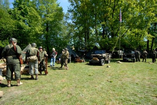 Historické tábory za obchodním centrem Plaza nabízí návštěvníkům nejen vybavení a vojenskou techniku, ale ukazují také, jaký byl běžný život v táboře americké armády, Československé obrněné brigády a německého wehrmachtu.