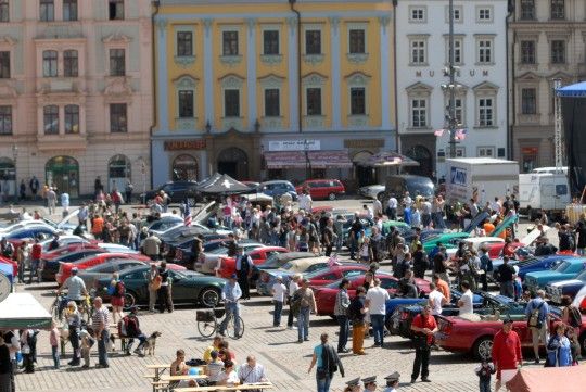 Historická a současná vozidla značky Mustang a Jeep Wrangler přijela 7. května na náměstí Republiky, aby se předvedla ve své kráse návštěvníkům sobotního programu Slavností svobody 2011.