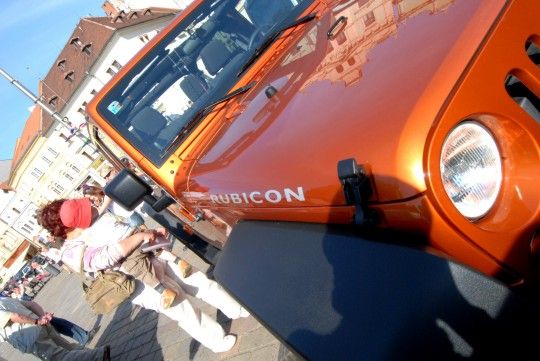 Slavnosti svobody 2011 - Historická a současná vozidla značky Mustang a Jeep Wrangler na náměstí Republiky