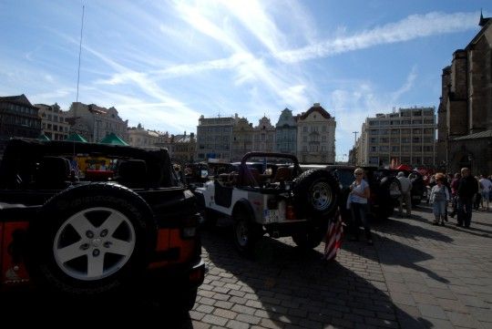 Historická a současná vozidla značky Mustang a Jeep Wrangler přijela 7. května na náměstí Republiky, aby se předvedla ve své kráse návštěvníkům sobotního programu Slavností svobody 2011.