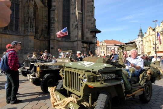 Historická a současná vozidla značky Mustang a Jeep Wrangler přijela 7. května na náměstí Republiky, aby se předvedla ve své kráse návštěvníkům sobotního programu Slavností svobody 2011.