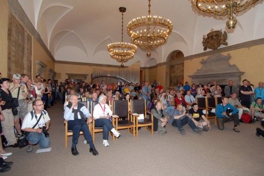 Slzy, dojetí, poděkování, otázky provázely setkání Plzeňanů s veterány americké armády, jmenovitě s Earlem Ingramem, Georgem Thompsonem a Johnem Del Santo. Vzpomínku připojil i bratr posledního sestřeleného pilota na území Československa Marion Kirkham a syn plukovníka Nobla Charles Noble.
Setkání se uskutečnilo v obřadní síni plzeňské radnice a zavítaly na něj všechny věkové kategorie včetně dětí. Zájem o vyprávění veteránů byl velký, dotazy pokládali účastníci celé dvě hodiny. A veteráni na ně se zaujetím odpovídali.
