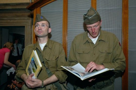 Slzy, dojetí, poděkování, otázky provázely setkání Plzeňanů s veterány americké armády, jmenovitě s Earlem Ingramem, Georgem Thompsonem a Johnem Del Santo. Vzpomínku připojil i bratr posledního sestřeleného pilota na území Československa Marion Kirkham a syn plukovníka Nobla Charles Noble.
Setkání se uskutečnilo v obřadní síni plzeňské radnice a zavítaly na něj všechny věkové kategorie včetně dětí. Zájem o vyprávění veteránů byl velký, dotazy pokládali účastníci celé dvě hodiny. A veteráni na ně se zaujetím odpovídali.