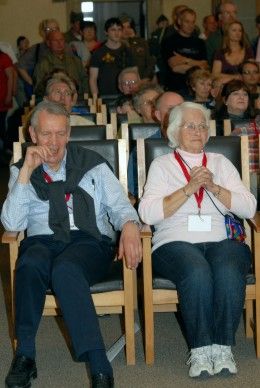 Slzy, dojetí, poděkování, otázky provázely setkání Plzeňanů s veterány americké armády, jmenovitě s Earlem Ingramem, Georgem Thompsonem a Johnem Del Santo. Vzpomínku připojil i bratr posledního sestřeleného pilota na území Československa Marion Kirkham a syn plukovníka Nobla Charles Noble.
Setkání se uskutečnilo v obřadní síni plzeňské radnice a zavítaly na něj všechny věkové kategorie včetně dětí. Zájem o vyprávění veteránů byl velký, dotazy pokládali účastníci celé dvě hodiny. A veteráni na ně se zaujetím odpovídali.