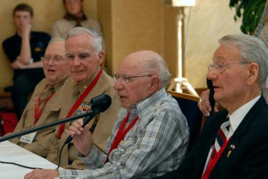 Slzy, dojetí, poděkování, otázky provázely setkání Plzeňanů s veterány americké armády, jmenovitě s Earlem Ingramem, Georgem Thompsonem a Johnem Del Santo. Vzpomínku připojil i bratr posledního sestřeleného pilota na území Československa Marion Kirkham a syn plukovníka Nobla Charles Noble.
Setkání se uskutečnilo v obřadní síni plzeňské radnice a zavítaly na něj všechny věkové kategorie včetně dětí. Zájem o vyprávění veteránů byl velký, dotazy pokládali účastníci celé dvě hodiny. A veteráni na ně se zaujetím odpovídali.