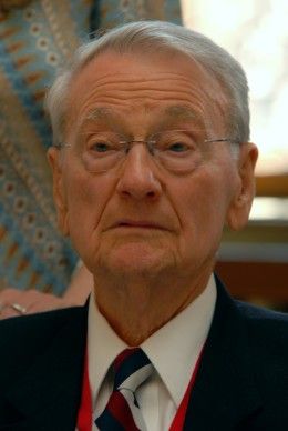 Slzy, dojetí, poděkování, otázky provázely setkání Plzeňanů s veterány americké armády, jmenovitě s Earlem Ingramem, Georgem Thompsonem a Johnem Del Santo. Vzpomínku připojil i bratr posledního sestřeleného pilota na území Československa Marion Kirkham a syn plukovníka Nobla Charles Noble.
Setkání se uskutečnilo v obřadní síni plzeňské radnice a zavítaly na něj všechny věkové kategorie včetně dětí. Zájem o vyprávění veteránů byl velký, dotazy pokládali účastníci celé dvě hodiny. A veteráni na ně se zaujetím odpovídali.