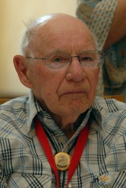 Slzy, dojetí, poděkování, otázky provázely setkání Plzeňanů s veterány americké armády, jmenovitě s Earlem Ingramem, Georgem Thompsonem a Johnem Del Santo. Vzpomínku připojil i bratr posledního sestřeleného pilota na území Československa Marion Kirkham a syn plukovníka Nobla Charles Noble.
Setkání se uskutečnilo v obřadní síni plzeňské radnice a zavítaly na něj všechny věkové kategorie včetně dětí. Zájem o vyprávění veteránů byl velký, dotazy pokládali účastníci celé dvě hodiny. A veteráni na ně se zaujetím odpovídali.