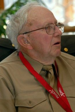 Slzy, dojetí, poděkování, otázky provázely setkání Plzeňanů s veterány americké armády, jmenovitě s Earlem Ingramem, Georgem Thompsonem a Johnem Del Santo. Vzpomínku připojil i bratr posledního sestřeleného pilota na území Československa Marion Kirkham a syn plukovníka Nobla Charles Noble.
Setkání se uskutečnilo v obřadní síni plzeňské radnice a zavítaly na něj všechny věkové kategorie včetně dětí. Zájem o vyprávění veteránů byl velký, dotazy pokládali účastníci celé dvě hodiny. A veteráni na ně se zaujetím odpovídali.