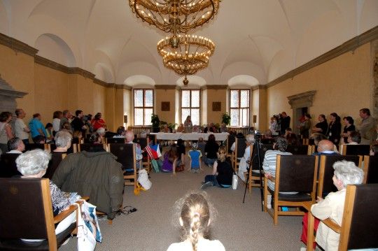Slzy, dojetí, poděkování, otázky provázely setkání Plzeňanů s veterány americké armády, jmenovitě s Earlem Ingramem, Georgem Thompsonem a Johnem Del Santo. Vzpomínku připojil i bratr posledního sestřeleného pilota na území Československa Marion Kirkham a syn plukovníka Nobla Charles Noble.
Setkání se uskutečnilo v obřadní síni plzeňské radnice a zavítaly na něj všechny věkové kategorie včetně dětí. Zájem o vyprávění veteránů byl velký, dotazy pokládali účastníci celé dvě hodiny. A veteráni na ně se zaujetím odpovídali.