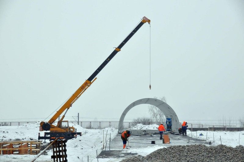 Zima nezastavila práce na atletickém stadionu, který vzniká ve Skvrňanech. (foto: AS Projekt, 24.1.2013)