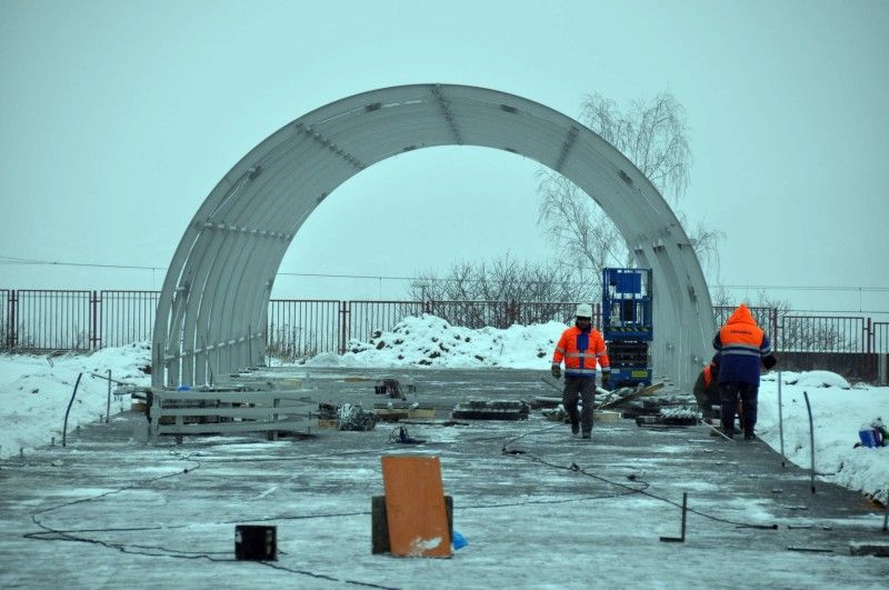 Zima nezastavila práce na atletickém stadionu, který vzniká ve Skvrňanech. (foto: AS Projekt, 24.1.2013)