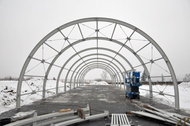 V areálu atletického stadionu budují běžecký tunel