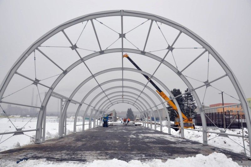 Zima nezastavila práce na atletickém stadionu, který vzniká ve Skvrňanech. (foto: AS Projekt, 24.1.2013)