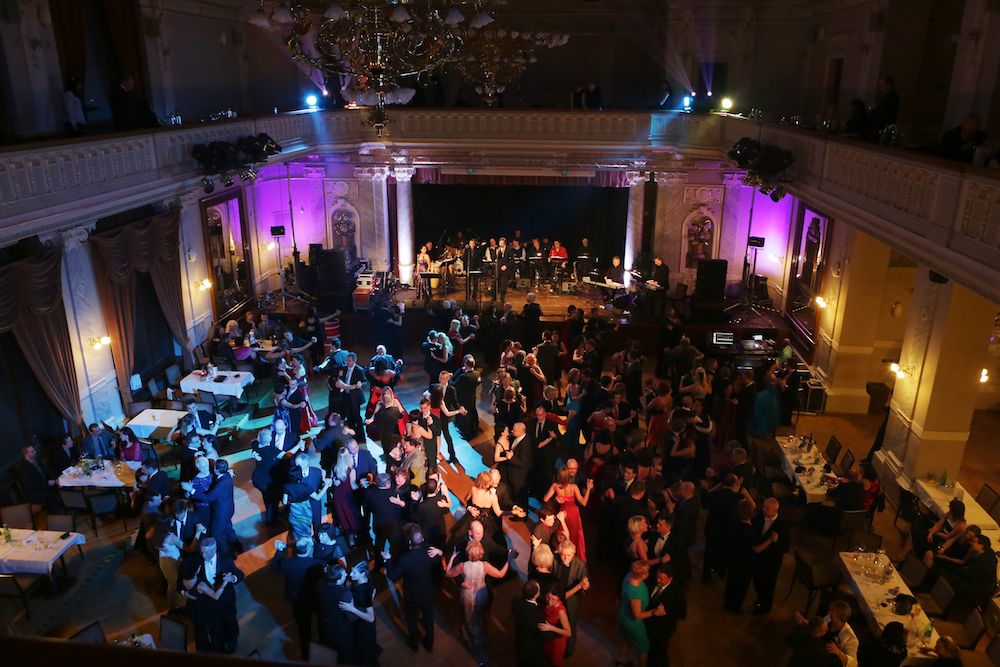 Ohlédnutí za 9. reprezentačním plesem města Plzně. Tématem bylo umění a technologie, tedy historie a technické dědictví města spojené s kulturou. (foto: R. Muchka, 25.1.2013)