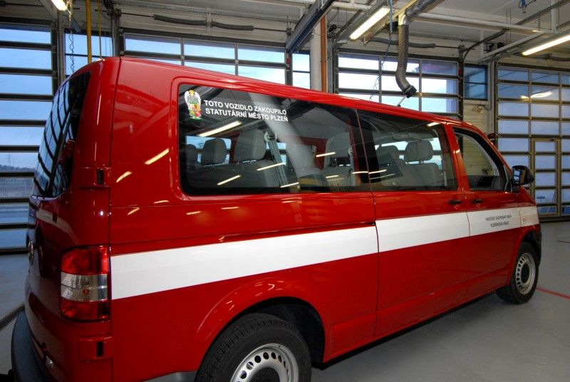 Techniku v hodnotě necelých tří milionů korun získali v uplynulém roce od města plzeňští profesionální hasiči. Nově jim tak budou sloužit dva velitelské vozy na podvozku Škoda Yeti, dva dopravní automobily na podvozku VW Transporter, tři lodní motory pro čluny na stanicích Košutka, Střed a Slovany a dvě kalová čerpadla. Vybavení bylo zástupcům Hasičské záchranné služby Plzeňského kraje (HZS PKK) oficiálně předáno ve čtvrtek (31.1.2013) odpoledne na stanici Košutka za přítomnosti primátora Martina Baxy a radního pro oblast bezpečnosti Roberta Houdka.