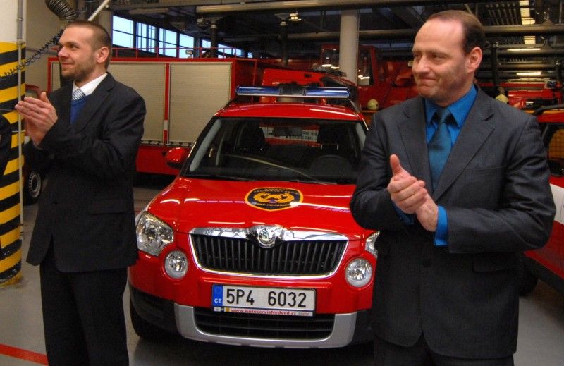 Techniku v hodnotě necelých tří milionů korun získali v uplynulém roce od města plzeňští profesionální hasiči. Nově jim tak budou sloužit dva velitelské vozy na podvozku Škoda Yeti, dva dopravní automobily na podvozku VW Transporter, tři lodní motory pro čluny na stanicích Košutka, Střed a Slovany a dvě kalová čerpadla. Vybavení bylo zástupcům Hasičské záchranné služby Plzeňského kraje (HZS PKK) oficiálně předáno ve čtvrtek (31.1.2013) odpoledne na stanici Košutka za přítomnosti primátora Martina Baxy a radního pro oblast bezpečnosti Roberta Houdka.