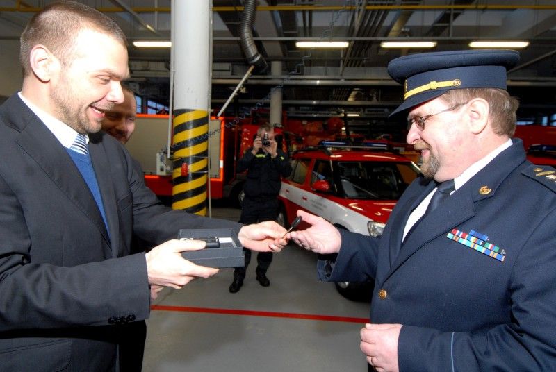 Techniku v hodnotě necelých tří milionů korun získali v uplynulém roce od města plzeňští profesionální hasiči. Nově jim tak budou sloužit dva velitelské vozy na podvozku Škoda Yeti, dva dopravní automobily na podvozku VW Transporter, tři lodní motory pro čluny na stanicích Košutka, Střed a Slovany a dvě kalová čerpadla. Vybavení bylo zástupcům Hasičské záchranné služby Plzeňského kraje (HZS PKK) oficiálně předáno ve čtvrtek (31.1.2013) odpoledne na stanici Košutka za přítomnosti primátora Martina Baxy a radního pro oblast bezpečnosti Roberta Houdka.