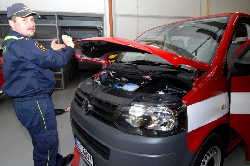 Techniku v hodnotě necelých tří milionů korun získali v uplynulém roce od města plzeňští profesionální hasiči. Nově jim tak budou sloužit dva velitelské vozy na podvozku Škoda Yeti, dva dopravní automobily na podvozku VW Transporter, tři lodní motory pro čluny na stanicích Košutka, Střed a Slovany a dvě kalová čerpadla. Vybavení bylo zástupcům Hasičské záchranné služby Plzeňského kraje (HZS PKK) oficiálně předáno ve čtvrtek (31.1.2013) odpoledne na stanici Košutka za přítomnosti primátora Martina Baxy a radního pro oblast bezpečnosti Roberta Houdka.