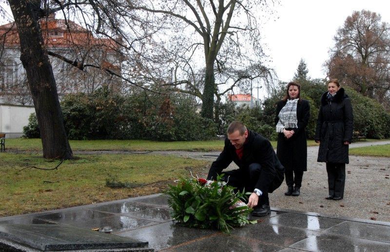 Před 205 lety (4. února 1808) se v Kutné Hoře narodil zakladatel moderního českého divadla, autor slov národní hymny a významný prozaik Josef Kajetán Tyl. S Plzní jej pojí dvě návštěvy a pobyt na sklonku života dlouhý 21 dnů. U krejčího Václava Heřmana v Říšské ulici (nyní Prešovská) tehdy nemocnému Tylovi narychlo zajistil ubytování doktor filosofie Smetana. J. K. Tyl zemřel ve věku 48 let a je pochován na hřbitově sv. Mikuláše. Právě zde si výročí narození českého dramatika a divadelníka připomnělo město Plzeň. Květiny na hrob a také k památníku na Mikulášském náměstí položili primátor Martin Baxa a jeho náměstkyně Eva Herinková.