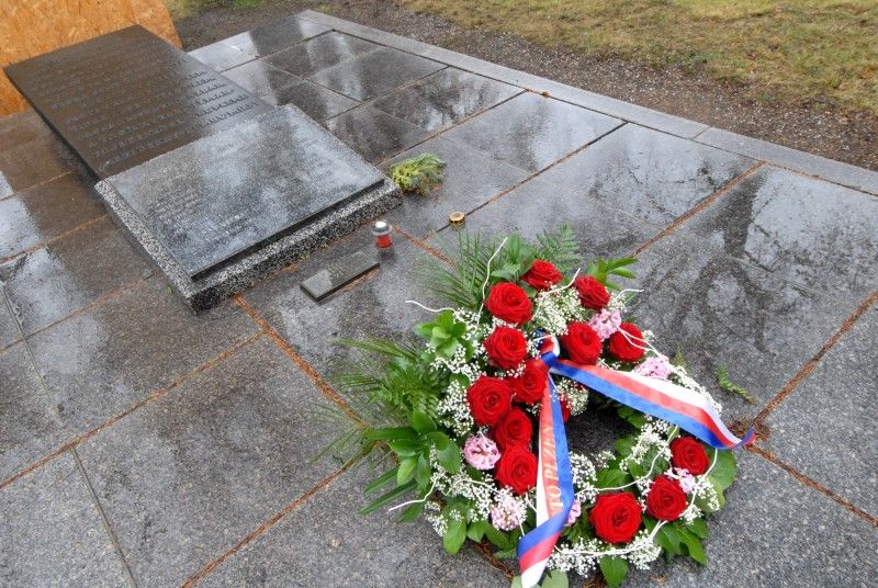 Před 205 lety (4. února 1808) se v Kutné Hoře narodil zakladatel moderního českého divadla, autor slov národní hymny a významný prozaik Josef Kajetán Tyl. S Plzní jej pojí dvě návštěvy a pobyt na sklonku života dlouhý 21 dnů. U krejčího Václava Heřmana v Říšské ulici (nyní Prešovská) tehdy nemocnému Tylovi narychlo zajistil ubytování doktor filosofie Smetana. J. K. Tyl zemřel ve věku 48 let a je pochován na hřbitově sv. Mikuláše. Právě zde si výročí narození českého dramatika a divadelníka připomnělo město Plzeň. Květiny na hrob a také k památníku na Mikulášském náměstí položili primátor Martin Baxa a jeho náměstkyně Eva Herinková.