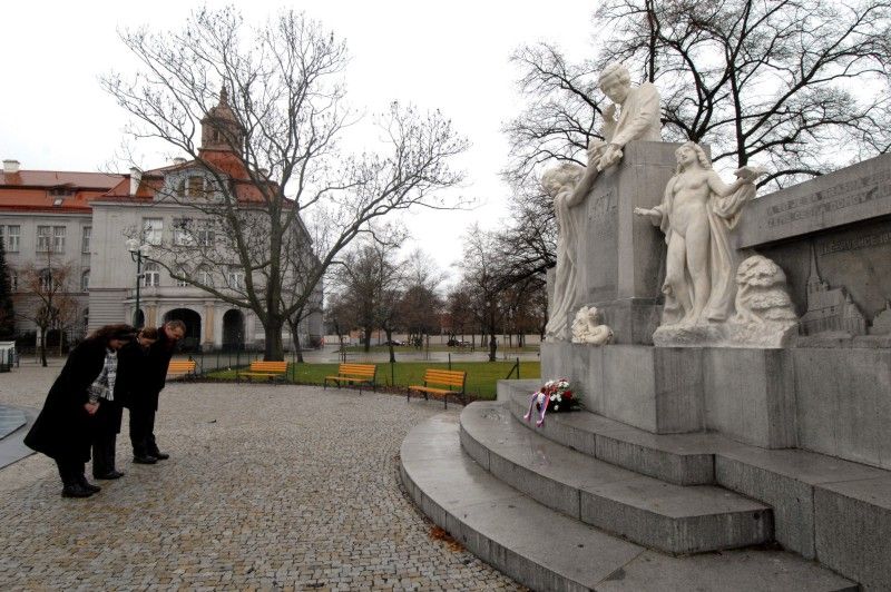 Před 205 lety (4. února 1808) se v Kutné Hoře narodil zakladatel moderního českého divadla, autor slov národní hymny a významný prozaik Josef Kajetán Tyl. S Plzní jej pojí dvě návštěvy a pobyt na sklonku života dlouhý 21 dnů. U krejčího Václava Heřmana v Říšské ulici (nyní Prešovská) tehdy nemocnému Tylovi narychlo zajistil ubytování doktor filosofie Smetana. J. K. Tyl zemřel ve věku 48 let a je pochován na hřbitově sv. Mikuláše. Právě zde si výročí narození českého dramatika a divadelníka připomnělo město Plzeň. Květiny na hrob a také k památníku na Mikulášském náměstí položili primátor Martin Baxa a jeho náměstkyně Eva Herinková.