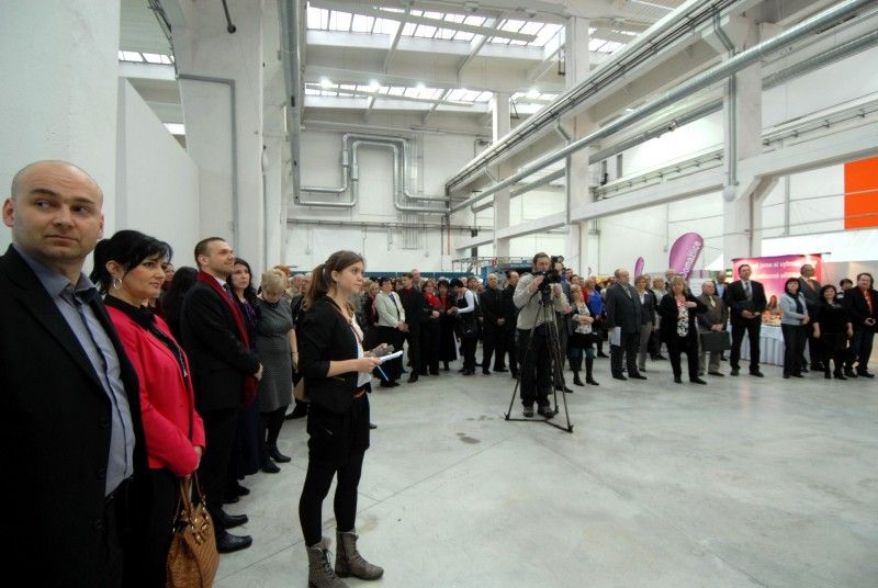 Deset škol z Plzeňského kraje je nejlepších v zapojování neformálního vzdělávání do školní výuky. Ukázaly to výsledky nultého ročníku soutěže Objevujte jinak! organizované v minulém školním roce společností Techmania Science Center. Soutěž evropské asociace science center a muzeí je součástí mezinárodního projektu s názvem PLACES. Vyhlášení výsledků se uskutečnilo v úterý 5. února 2013 za přítomnosti zástupců města Plzně a Plzeňského kraje.