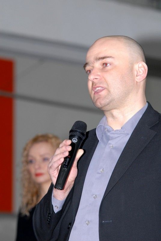 Deset škol z Plzeňského kraje je nejlepších v zapojování neformálního vzdělávání do školní výuky. Ukázaly to výsledky nultého ročníku soutěže Objevujte jinak! organizované v minulém školním roce společností Techmania Science Center. Soutěž evropské asociace science center a muzeí je součástí mezinárodního projektu s názvem PLACES. Vyhlášení výsledků se uskutečnilo v úterý 5. února 2013 za přítomnosti zástupců města Plzně a Plzeňského kraje.