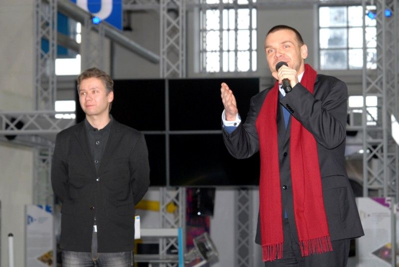 Deset škol z Plzeňského kraje je nejlepších v zapojování neformálního vzdělávání do školní výuky. Ukázaly to výsledky nultého ročníku soutěže Objevujte jinak! organizované v minulém školním roce společností Techmania Science Center. Soutěž evropské asociace science center a muzeí je součástí mezinárodního projektu s názvem PLACES. Vyhlášení výsledků se uskutečnilo v úterý 5. února 2013 za přítomnosti zástupců města Plzně a Plzeňského kraje.